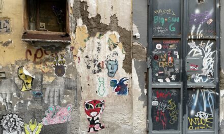 Napoli e il suo centro storico sommerso di graffiti, stencil e murales: effetto parossistico del boom turistico?